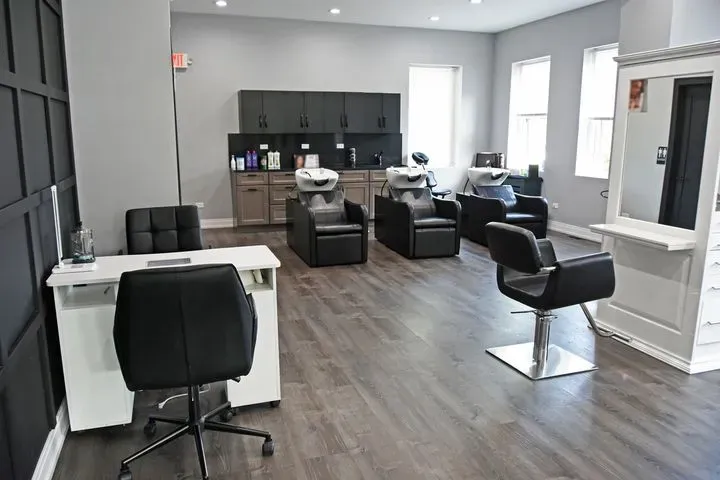 https://cdn.salonspotlight.com/photos/2AZ2mar3NX0RAF2g9GpH/187a99bc-48d2-4981-ab9f-256434b9cd4c_720x720