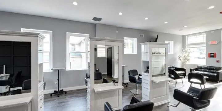 https://cdn.salonspotlight.com/photos/2AZ2mar3NX0RAF2g9GpH/60ada59d-1dbc-4c3d-9d80-59a2445bc29f_720x720