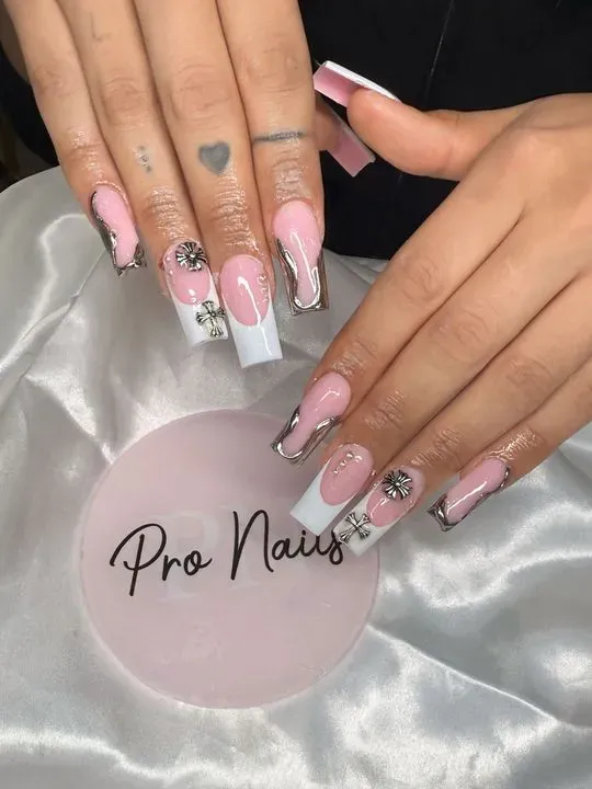 https://cdn.salonspotlight.com/photos/2BnIqjGMXmrOQAoYhItq/57e8cbdf-db1c-4b0e-9a0c-ea6145feacee_720x720