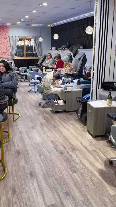 https://cdn.salonspotlight.com/photos/2BnIqjGMXmrOQAoYhItq/a3860385-92a5-4017-95d0-64baf4134a36_720x720