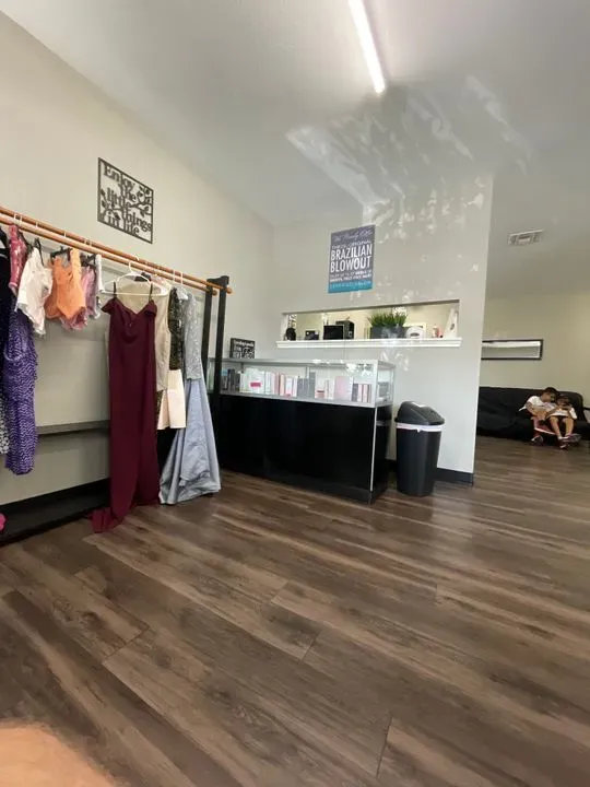 https://cdn.salonspotlight.com/photos/2DtlSK5tGOi9xqRmgv0C/86b2a2c3-ac2f-474b-9071-afba7696ba0f_720x720