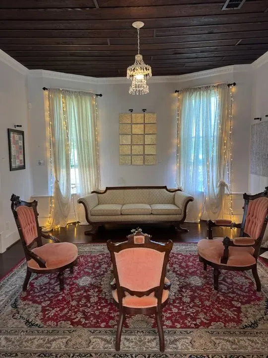 https://cdn.salonspotlight.com/photos/2F03vSen9iXFh3jsOz0t/e185c87e-7cae-416d-a8bd-b6914371d98b_720x720