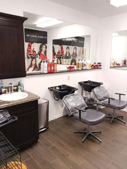 https://cdn.salonspotlight.com/photos/2F6llBtd59tTqWjKCSIJ/503702d9-8591-4ea0-a786-64e2579a694d_720x720