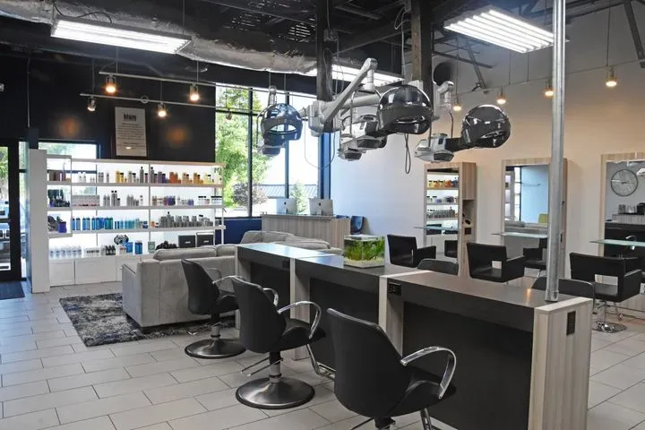 https://cdn.salonspotlight.com/photos/2FtCl0cx9wWeu2P4qoNJ/0e1d8b50-5329-450e-89de-2c147a54f31b_720x720