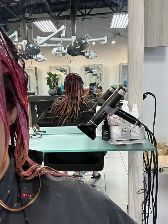 https://cdn.salonspotlight.com/photos/2FtCl0cx9wWeu2P4qoNJ/d031c26c-6b29-49e0-a75a-7be9e4478894_720x720