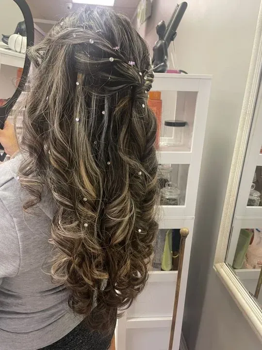 https://cdn.salonspotlight.com/photos/2G035k8xqGIf3Vg9wy88/da8c4512-30bd-4696-a73e-9bbee9268861_720x720