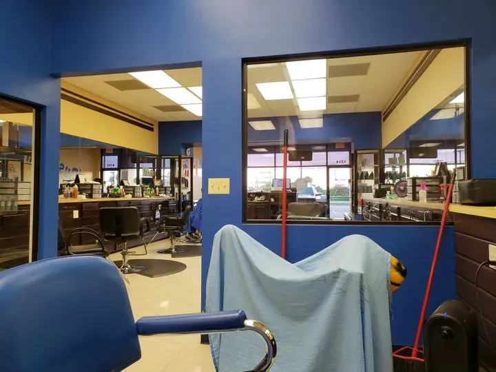 https://cdn.salonspotlight.com/photos/2HtZpoDMqknZVFZmvpkh/40a8f03c-f744-4e71-b70f-c905f1f91031_720x720