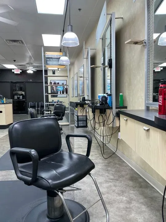 https://cdn.salonspotlight.com/photos/2HtZpoDMqknZVFZmvpkh/99bfb53f-3726-4a97-aa1e-bd7e33d2b7dd_720x720