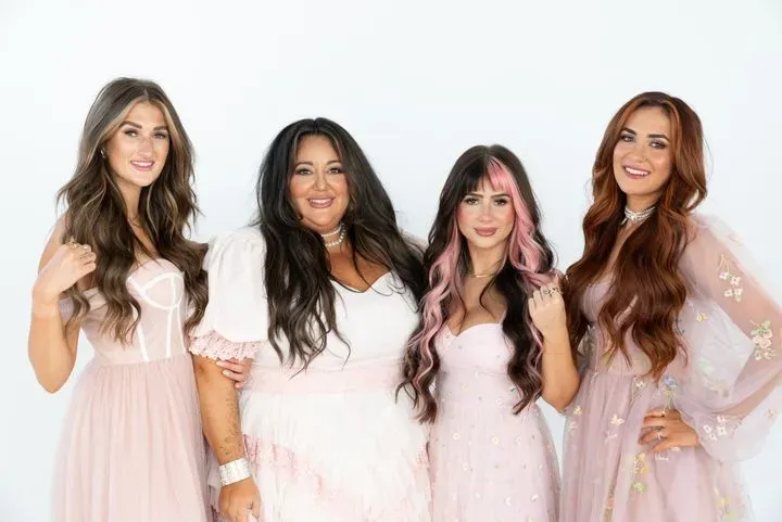 https://cdn.salonspotlight.com/photos/2IKVt6lsUklO03Qgrt3b/364b40a8-1a7a-49b3-b787-fb7860a3580e_720x720
