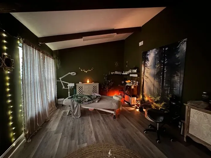 https://cdn.salonspotlight.com/photos/2JaD7Uq9ezN94LlSAIpW/cdf2990c-d360-4827-add1-9fd79e2cf0bb_720x720