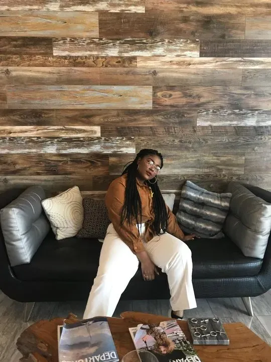 https://cdn.salonspotlight.com/photos/2KI5IPJedyhbMM5UkCSx/125c933f-8df1-4c30-b877-6550351f9ce5_720x720