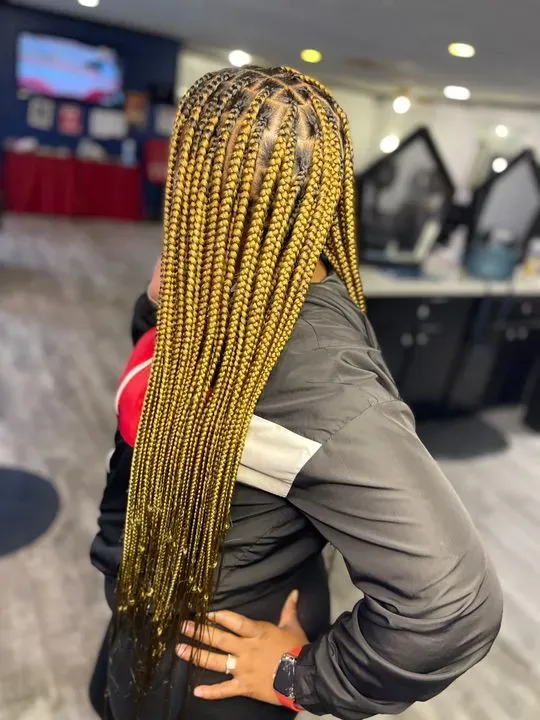 https://cdn.salonspotlight.com/photos/2KI5IPJedyhbMM5UkCSx/44bad735-af35-4140-abac-2e28295f6671_720x720