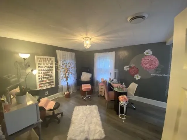https://cdn.salonspotlight.com/photos/2NXYZked2WaEXSg2SyjK/c5fa1670-d155-49d7-b977-58308671e785_720x720