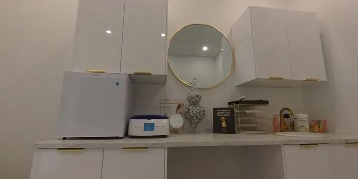 https://cdn.salonspotlight.com/photos/2QGmFBtUKyWGt1hDC1NG/8ec80621-be80-466a-a8f1-978eb5ddf170_720x720