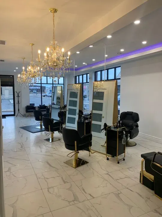 https://cdn.salonspotlight.com/photos/2QGmFBtUKyWGt1hDC1NG/ad96b7ad-0a00-497d-a0cc-103fd9d93201_720x720