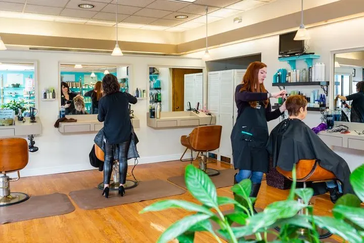 https://cdn.salonspotlight.com/photos/2QXkLlDgD8HeUbWokF2a/31bf4640-debf-44bd-b1ce-51b80a336d68_720x720