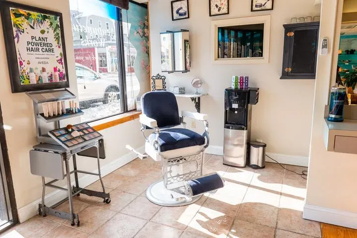 https://cdn.salonspotlight.com/photos/2QXkLlDgD8HeUbWokF2a/514184ea-8914-4ab1-ab98-0c8c8704e278_720x720