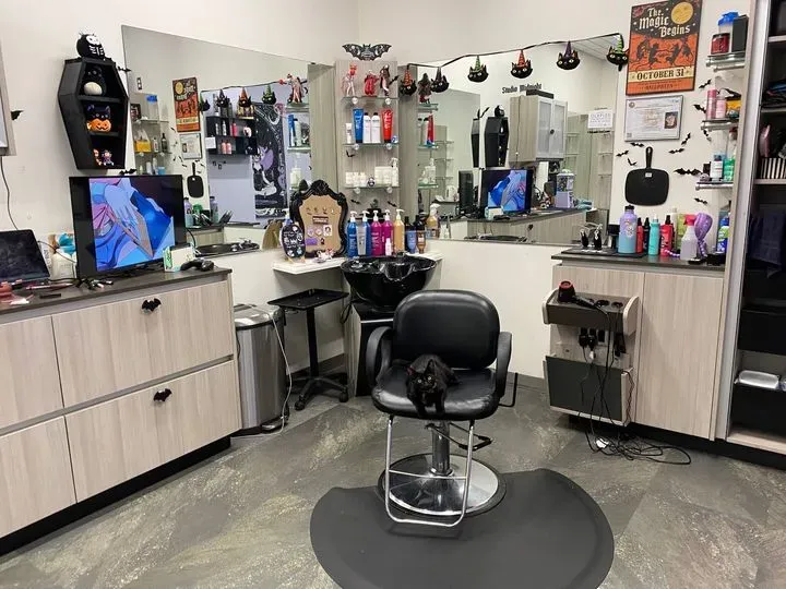 https://cdn.salonspotlight.com/photos/2Rf9nr0swy5OzYnOJPLQ/49557f8c-7f8d-492f-af80-c59646705706_720x720