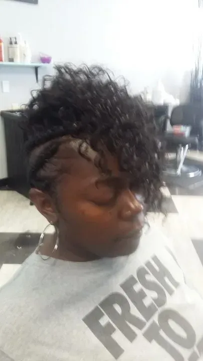 https://cdn.salonspotlight.com/photos/2RnrMEIdvvPx9EMMM1Sn/1c09ebea-e6a8-4ddd-b023-4fbe11a63140_720x720