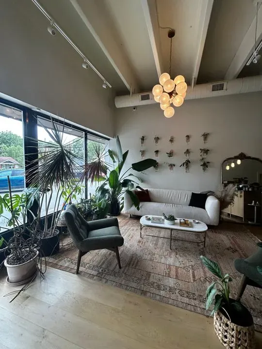 https://cdn.salonspotlight.com/photos/2UNzeUYngnvNg2URNjXv/40e0a36b-0ef7-4f58-b878-d4227cfbbfb2_720x720
