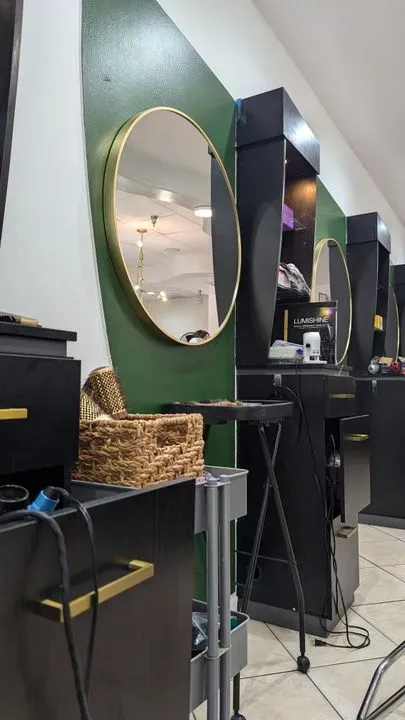 https://cdn.salonspotlight.com/photos/2VE86ON42fkawBFu6Fru/604a9f0c-88df-4688-b7ad-24cc4825ab06_720x720