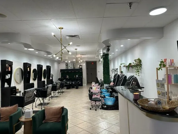 https://cdn.salonspotlight.com/photos/2VE86ON42fkawBFu6Fru/ffda2be4-6e04-4e33-83e0-cc7652895d50_720x720