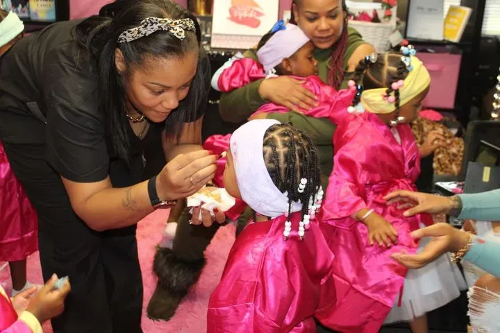 https://cdn.salonspotlight.com/photos/2YW2RhIdDAXQa3QzDubq/a01871d8-bf61-4a12-b8d8-76cb65250165_720x720