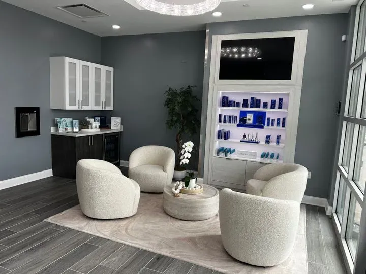 https://cdn.salonspotlight.com/photos/2cgKGrt4MuzFwd12Scw3/27a45c14-48e5-4614-9bf1-219c4906c2b8_720x720