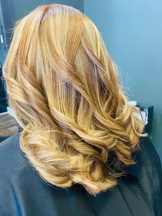 https://cdn.salonspotlight.com/photos/2idBhmpgjnfDhjngJexA/2aa24a2b-c2f0-44a3-a281-49fc02de1a02_720x720