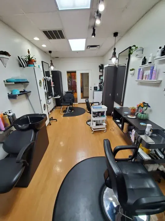 https://cdn.salonspotlight.com/photos/2lZHhs2oGDTdZeqjySqT/6c2fb329-2e87-4b4e-a9d7-fae5720c37cc_720x720