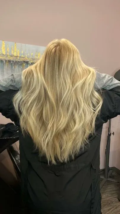 https://cdn.salonspotlight.com/photos/2oJUYPUAISIYNZR1R25p/dfa39d7f-bf2d-4087-9c83-ec9fd1f1aab5_720x720