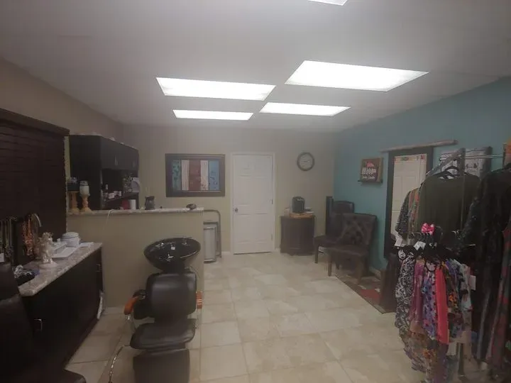 https://cdn.salonspotlight.com/photos/2ojP4cljSp1h6V2BptJM/09f9fba3-d5ec-40d6-a1ae-e7ad92938761_720x720