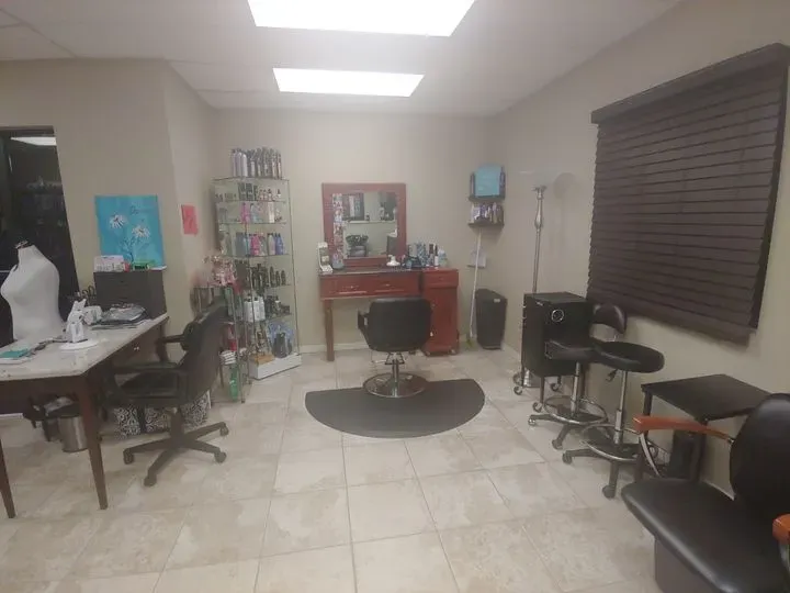 https://cdn.salonspotlight.com/photos/2ojP4cljSp1h6V2BptJM/99117ee0-e5eb-4c51-9729-ef207b03f91c_720x720