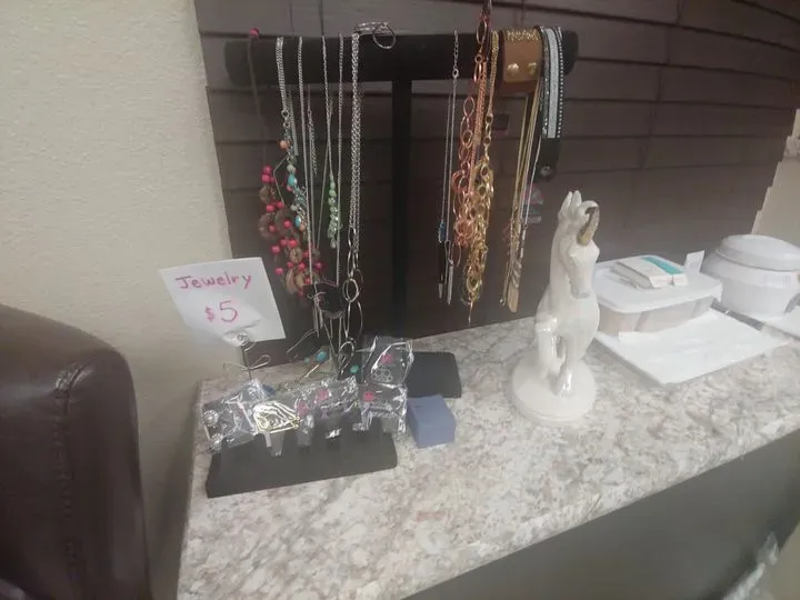 https://cdn.salonspotlight.com/photos/2ojP4cljSp1h6V2BptJM/99279504-e637-46d2-9692-9238779288eb_720x720