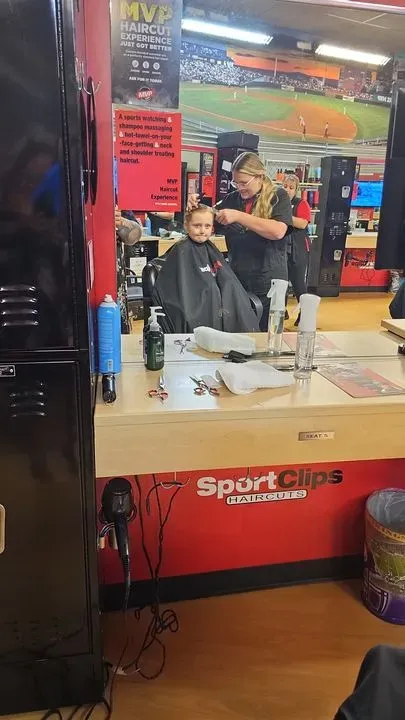 https://cdn.salonspotlight.com/photos/2p6f5sAPzdUGdRdsMzpi/75ec0b60-5d04-40b6-9974-199a8d99b6d9_720x720