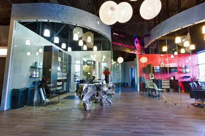 https://cdn.salonspotlight.com/photos/2pkw4fwgNbSj6WudSZat/bc0353cd-64af-4053-97a4-16ad7b81b2be_720x720