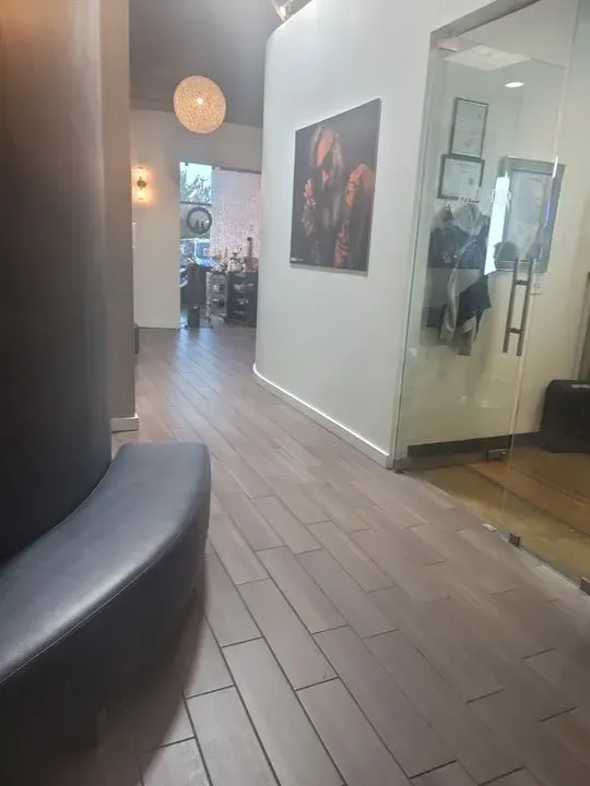 https://cdn.salonspotlight.com/photos/2pkw4fwgNbSj6WudSZat/c95fa0e0-b75e-4049-9e88-6cb4d9cbb94b_720x720