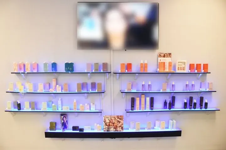 https://cdn.salonspotlight.com/photos/2s8qqbA5RHBQjyy4W66g/59689a02-9546-4e60-9788-45e8b91f17e5_720x720