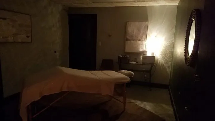 https://cdn.salonspotlight.com/photos/2sMhuz97SN5MdULmNpqP/1dfdc5d0-3666-4a8d-a226-72c3e122b5b5_720x720