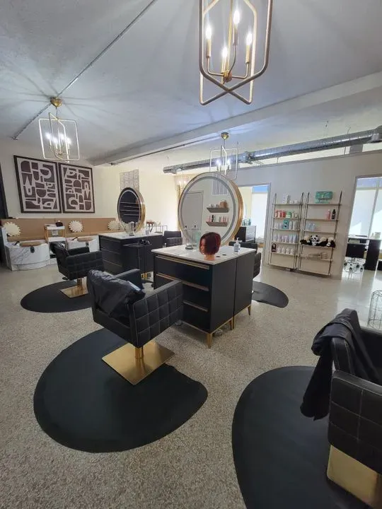 https://cdn.salonspotlight.com/photos/2sMhuz97SN5MdULmNpqP/96f05f13-0be1-438d-983d-0352f7aa14eb_720x720
