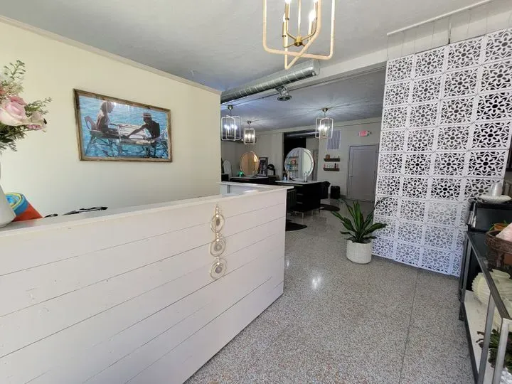 https://cdn.salonspotlight.com/photos/2sMhuz97SN5MdULmNpqP/d2d146b6-7614-45ef-9151-43d742358455_720x720