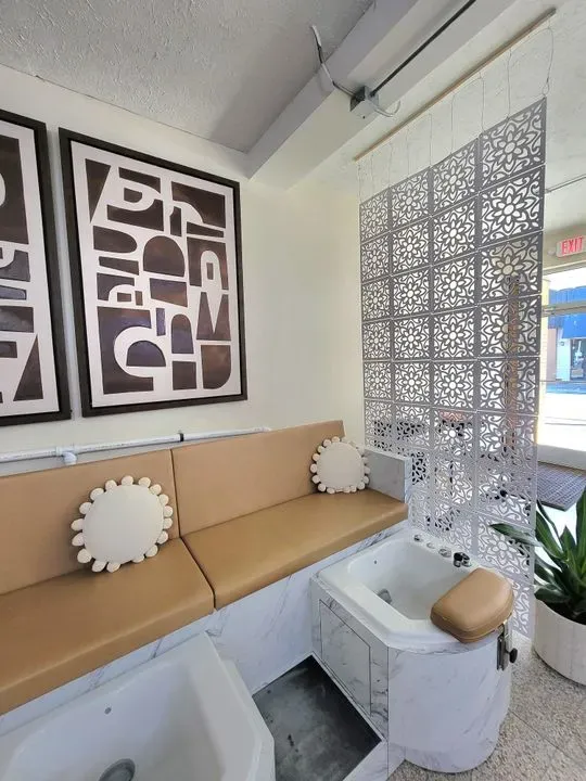 https://cdn.salonspotlight.com/photos/2sMhuz97SN5MdULmNpqP/e7d5bfa0-c86b-4169-b6f6-c144870d056b_720x720