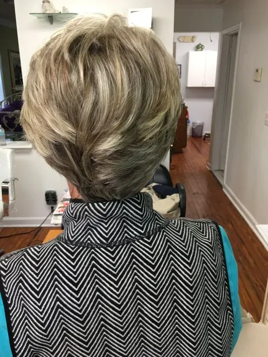 https://cdn.salonspotlight.com/photos/2tib2vqrSJtUBzRAiytZ/54f9732e-34df-44b6-94a1-42ce65b5e819_720x720
