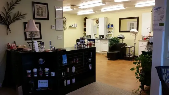 https://cdn.salonspotlight.com/photos/2uC4DiOiJodjYguvdpcU/c8c9dee2-1e0c-46f2-b244-1a4807429732_720x720