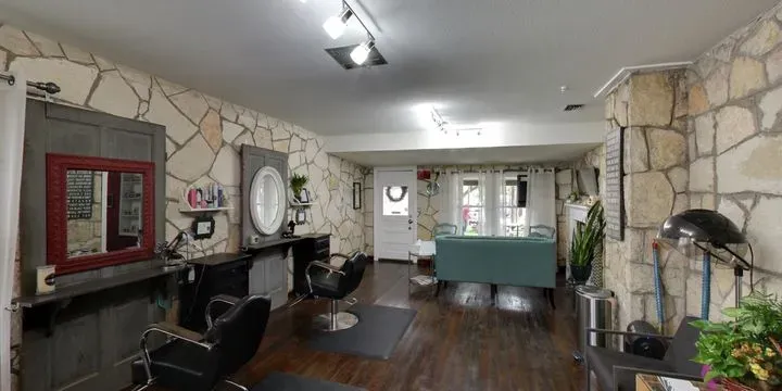 https://cdn.salonspotlight.com/photos/2vuYxfMUZIxVOJM8cvdk/6fbb9ff0-1d01-4eb1-b9ed-73f20177230a_720x720