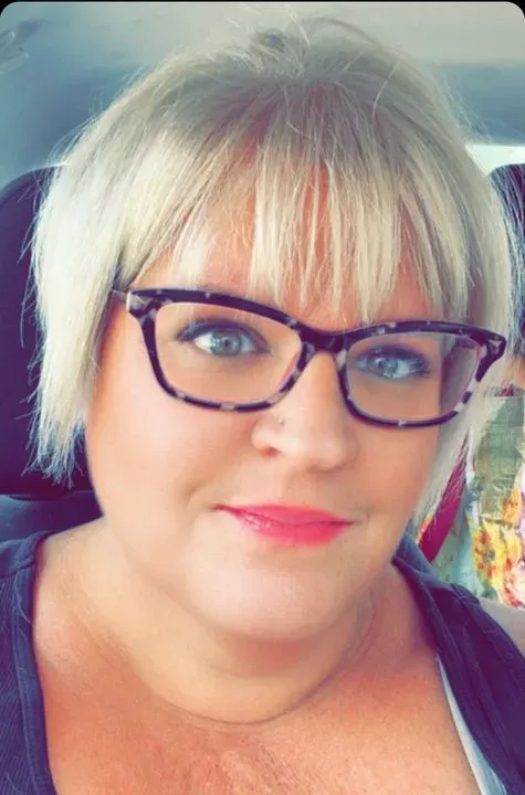 https://cdn.salonspotlight.com/photos/33URO235NKQZupeLrkVk/bff73e51-c8ae-408c-a90d-c5f8a19804c0_720x720