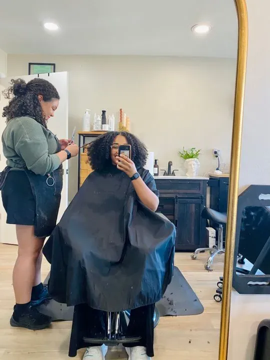 https://cdn.salonspotlight.com/photos/354BdfxzF9v1IbFxpk7c/3c919d91-bb77-459e-8088-46523a06fa45_720x720