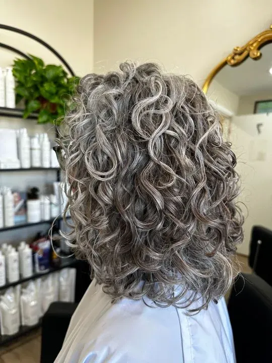 https://cdn.salonspotlight.com/photos/354BdfxzF9v1IbFxpk7c/db8597db-18b0-4884-9cc5-51abe3dc94e5_720x720