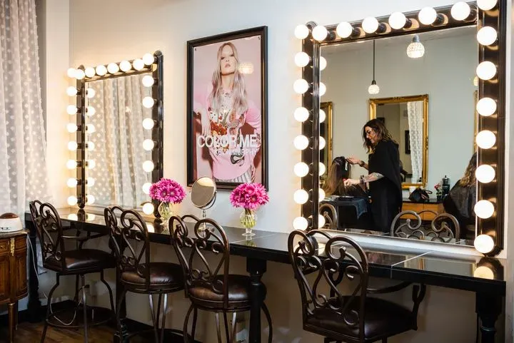 https://cdn.salonspotlight.com/photos/363dMzK2cgI4UFaRj1jF/448b2f67-60e3-4235-b61b-fad9ee8871dd_720x720