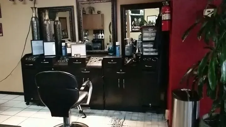 https://cdn.salonspotlight.com/photos/38inRREFfzTx4O4jDP8f/56d3f750-e70d-48f1-a3cf-9828974373e3_720x720
